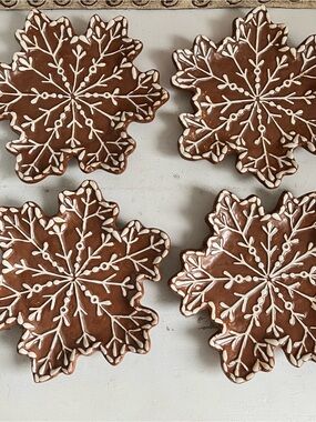 Pottery Barn Gingerbread Snowflake Stoneware appetizer plates set of 4